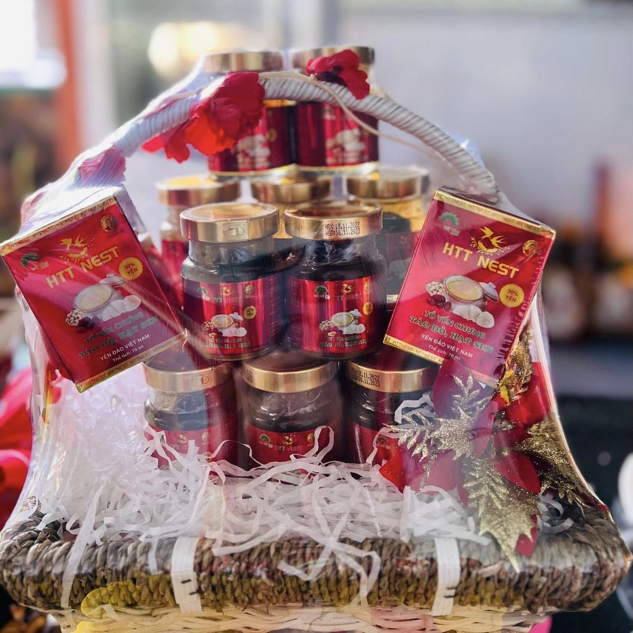 Giỏ quà tặng bao gồm yến sào cao cấp chưng sẵn HTTNest, hàm lượng 30% Yến dùng để tặng cho những người yêu thương.